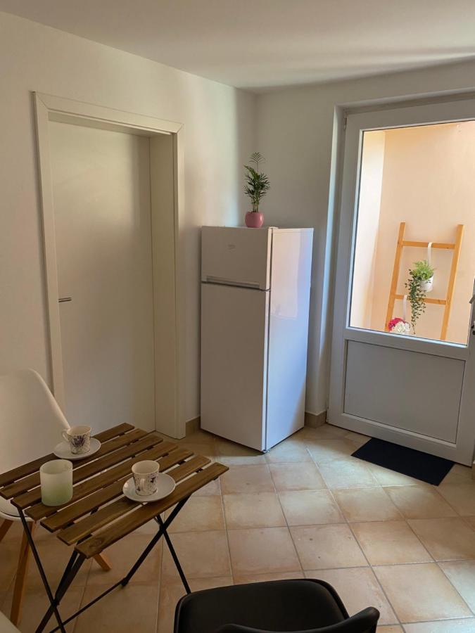 Room Julija Zirovnica Eksteriør billede